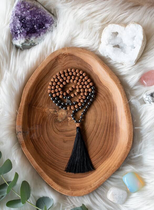 Japa Mala de Hematita con Rudraksha