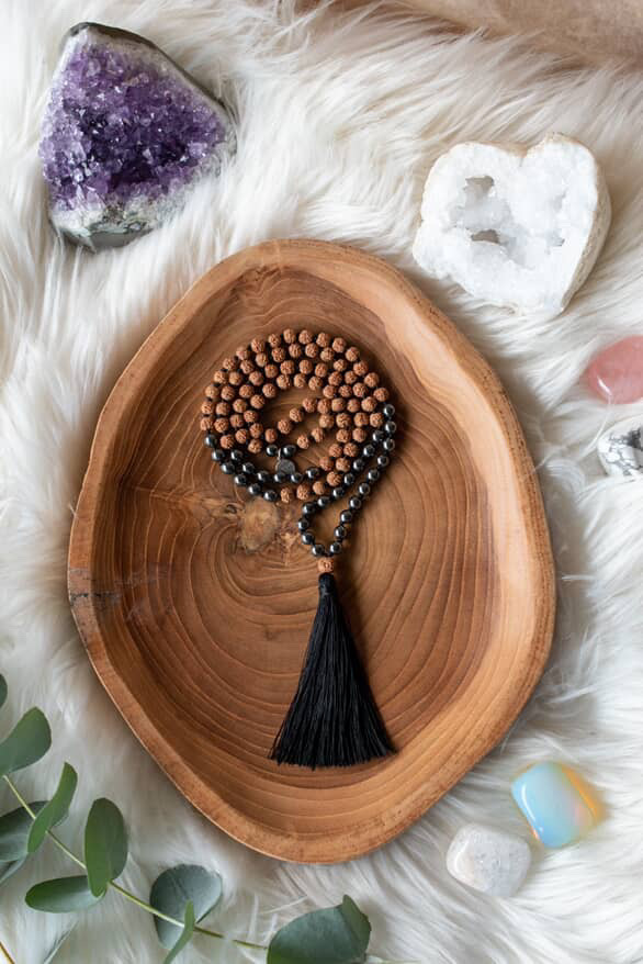 Japa Mala de Hematita con Rudraksha