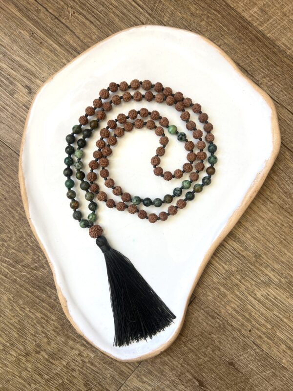 Japa Mala de Turquesa Africana con Rudraksha