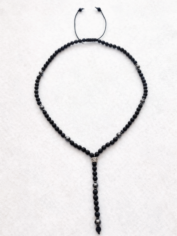 Collar de piedra volcánica y hematita